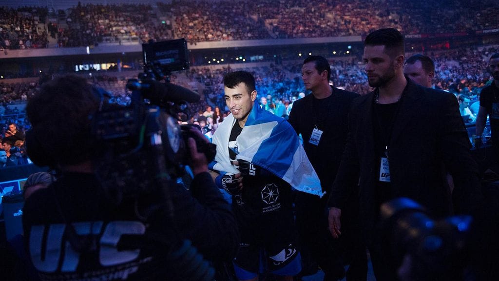 Makwan Amirkhani kietoutui Suomen lippuun ottelun jälkeen.