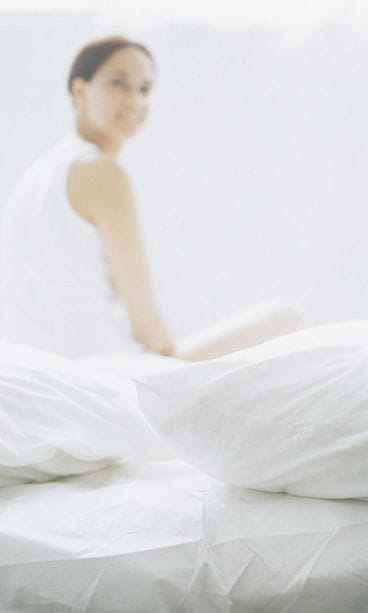 Nainen istuu, sumea kuva