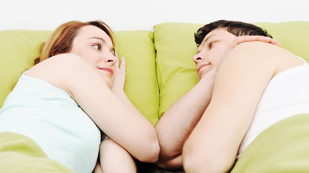 Pari makaa sängyssä
