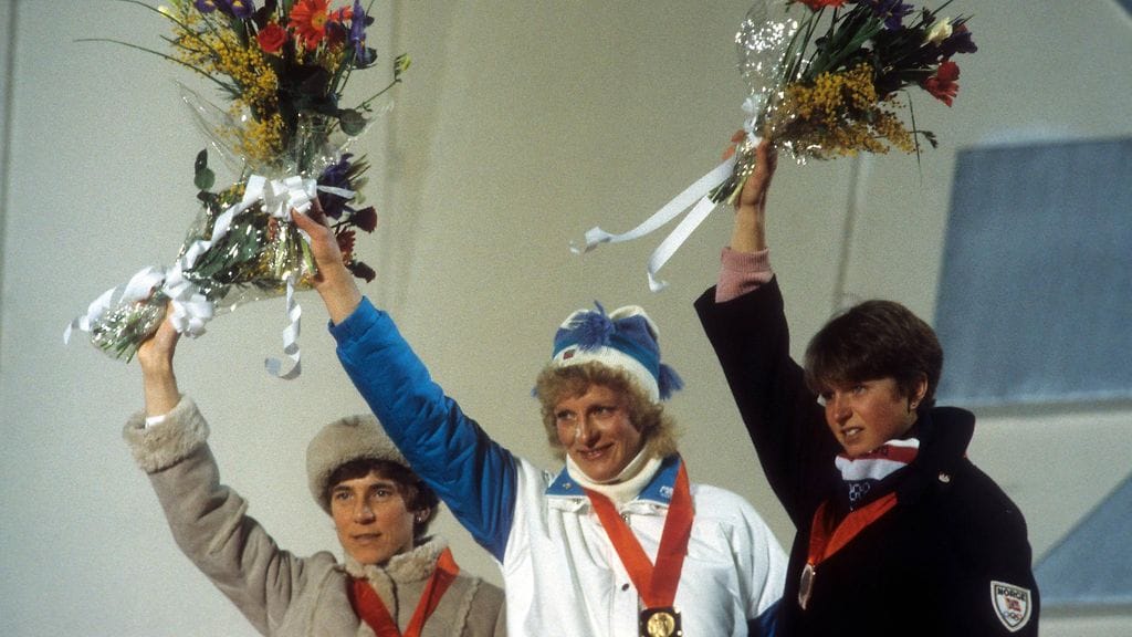 Kirvesniemi olympiavoittajana Sarajevossa. Raisa Smetanina ja Anne Jahren jäivät himmeämmille mitaleille.