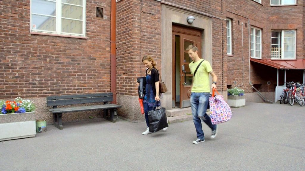 Ensitreffit alttarilla, Viola ja Esa muuttopuuhissa.