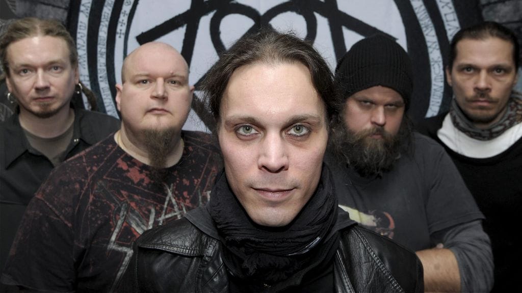 HIM, bändin jättänyt rumpali Kaasu kuvassa toinen vasemmalta.