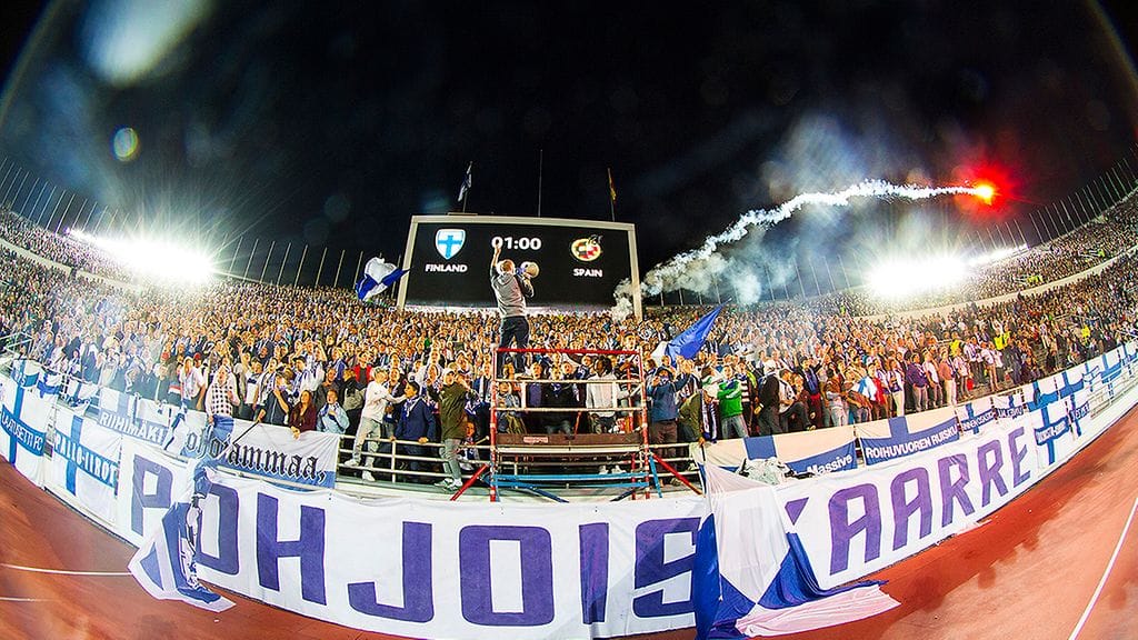 Tuomittu mies heitti soihdun 6.9.2013 Suomi-Espanja -jalkapallomaaottelussa. Kuva: Petteri Lehtonen