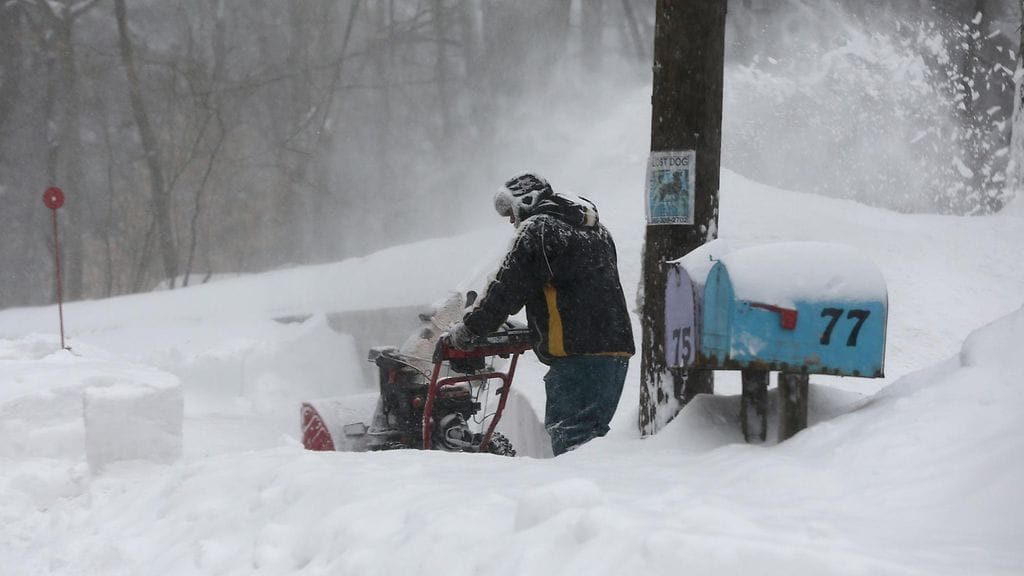 Mies avasi kulkuväylää Norfolkissa Massachusettsissa Yhdysvalloissa 27. tammikuuta 2015.