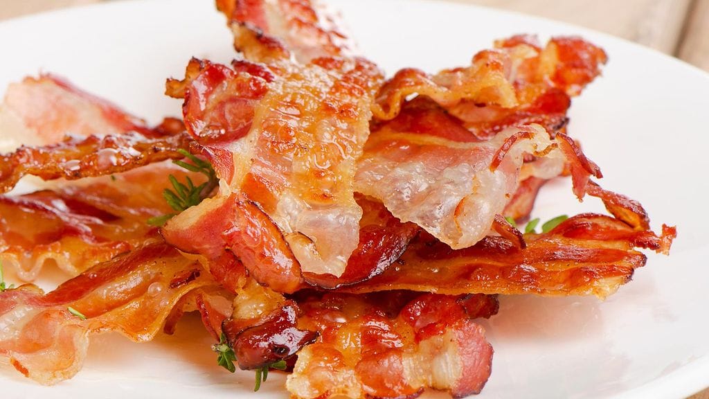 Lisää pekoni kylmälle pannulle ja paista miedolla lämmöllä. Saat varmasti rapean lopputuloksen.