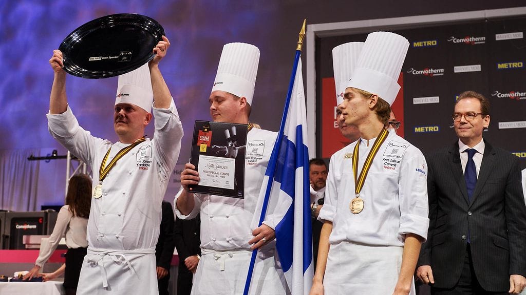 Vasemmalta oikealle Matti Jämsen, Eero Vottonen ja Antti Lukkari Bocuse d'Or -kilpailun palkintojenjakotilaisuudessa.