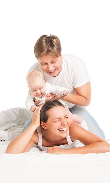 Perhe sängyllä