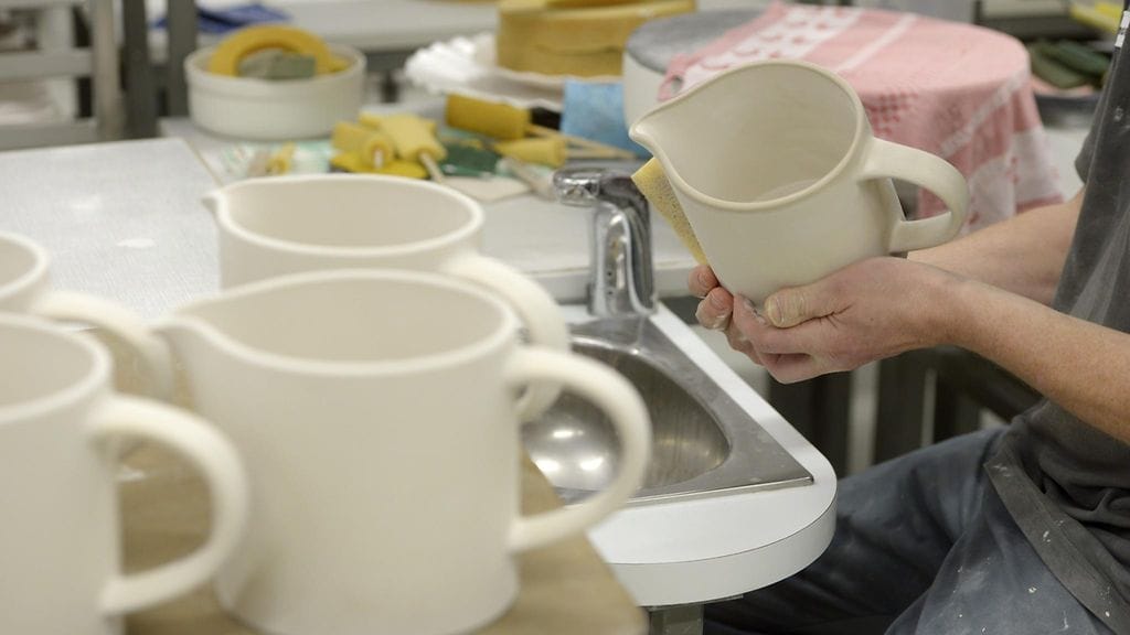 Iittalan Teema-kannut valmistetaan Helsingin Arabiassa.