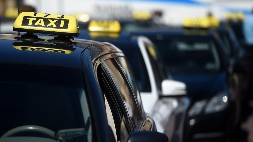 Takseilla on ollut julkisen liikenteen lakosiat huolimatta tänään aikaa jopa odotella kyytejä.