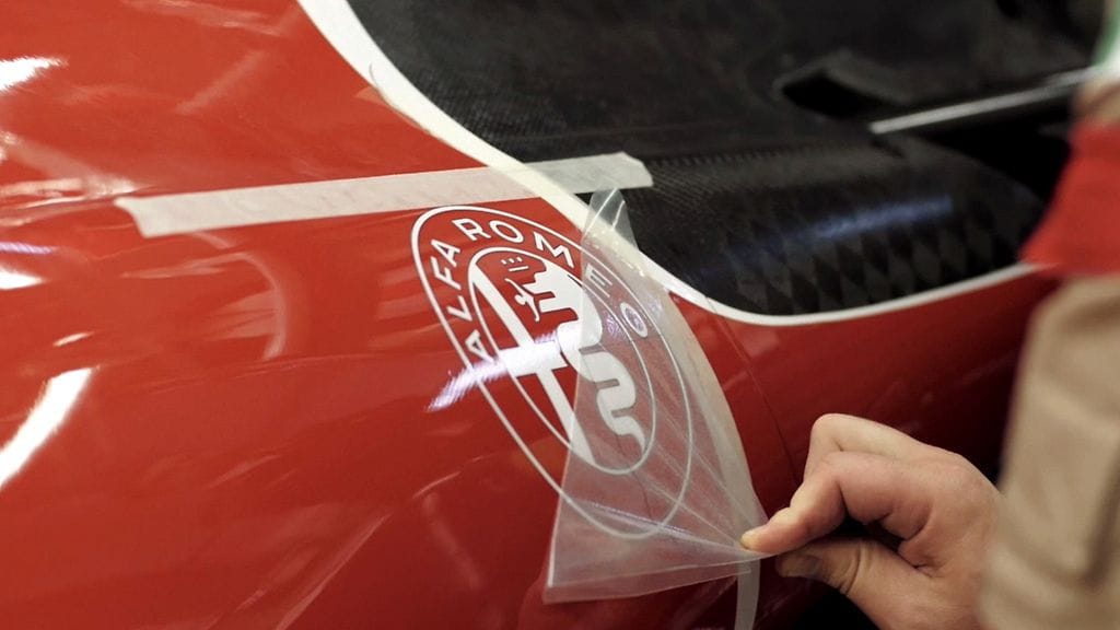 Alfa Romeo -tarra Ferrarin F1-auton kyljessä.