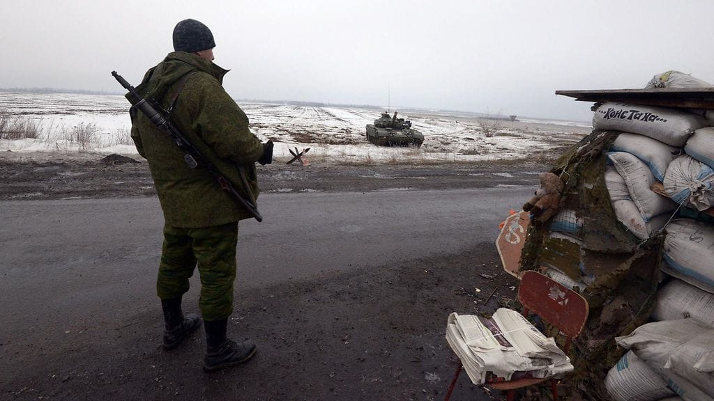 Debaltseven kaupunki on nyt separatistien hallussa Itä- Ukrainassa. Kuvassa separatistisotilas tiesululla toissapäivänä Enakievessa, 25 kilometriä Debaltsevesta.