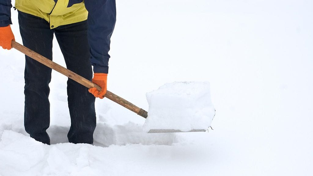 Turvapaikanhakijat saattavat päästä tienaamaan esimerkiksi lumitöissä.