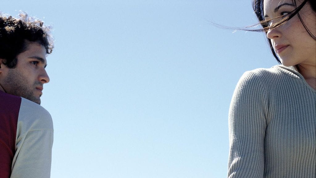 Mies ja nainen flirttailevat