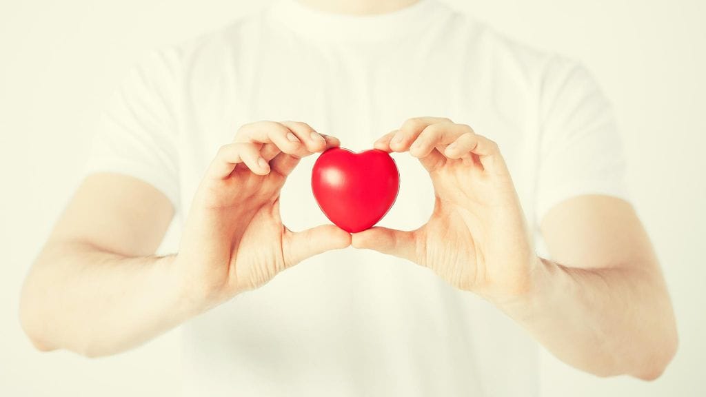 Mies pitelee sydäntä