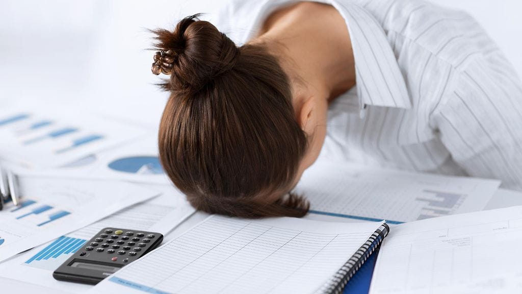 Iltapäivän väsymyksen aiheuttaa niin sanottu lounaan jälkeinen romahdus.