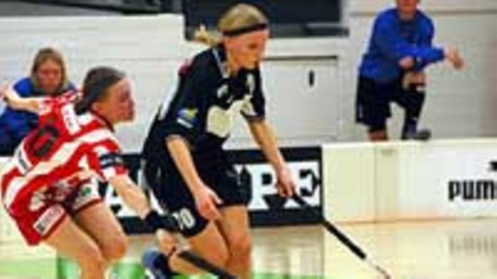 Tiukka kamppailu pallosta.