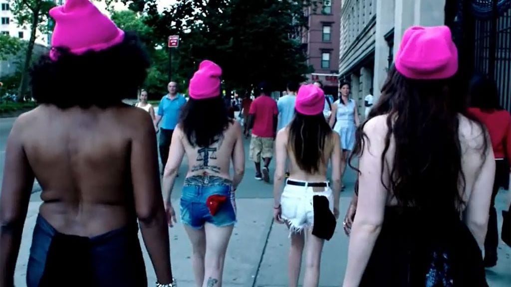 Miksi nännien näyttämistä kavahdetaan enemmän kuin väkivaltaa, kysyvät yhdysvaltalaisaktivistit. Kuvakaappaus elokuvasta Free The Nipple.
