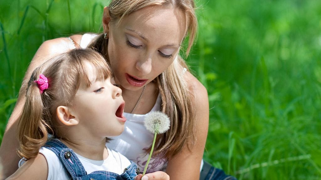 Kysely paljastaa että äidit viettävät enemmän aikaa tyttäriensä seurassa, isät taas poikiensa kanssa.