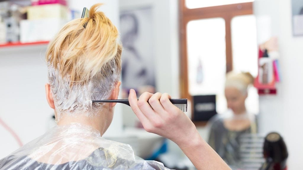 Nainen värjää hiuksia