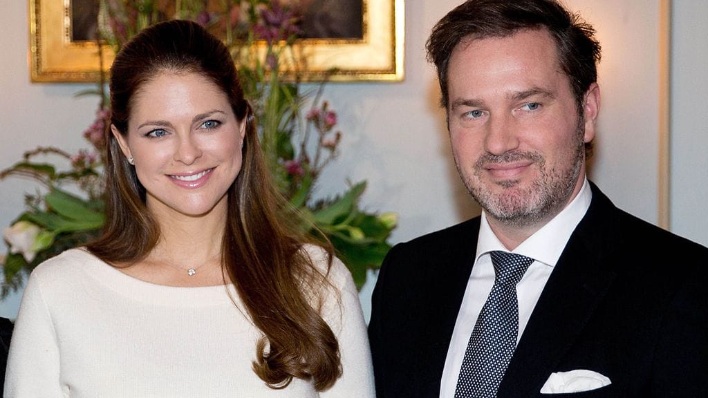 Madeleine ja Chris tapasivat toisensa alun perin New Yorkissa, minne Madeleine oli muuttanut pakoon suhdekohuaan erottuaan kihlatustaan Jonas Bergströmistä.