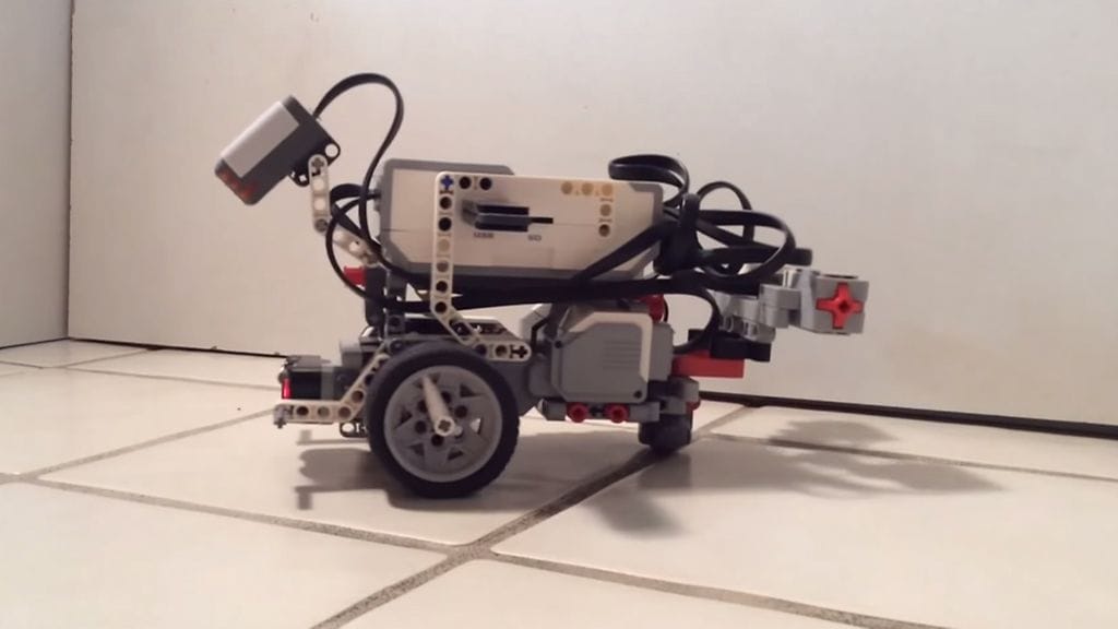 Legorobotti, jolla on sukkulamadon aivot. Kuvakaappaus YouTubesta.