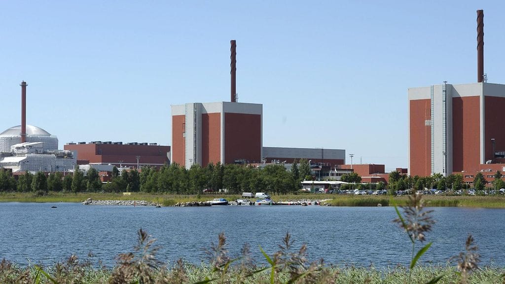 Olkiluoto 1:n (kuvassa keskellä) sähköntuotanto keskeytetään korjaustöiden ajaksi ensi maanantaina. Seisokki kestää arviolta noin viikon.