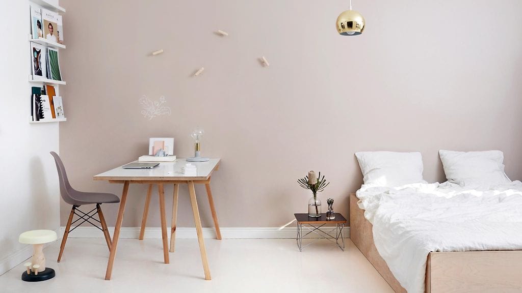 Vaaleaksi maalattu parketti heijastaa valoa koko huoneeseen. Kuva Tikkurila.