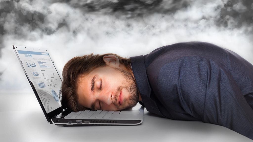 Yhteiskunnan vaatimukset ajavat heräämään aikaisemmin kuin luonnollinen kello haluaa, mikä voi olla syyllinen jatkuvaan väsymykseen.