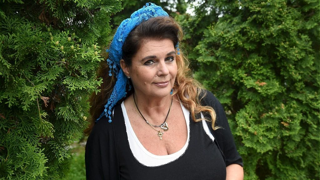 Riitta Väisänen muistetaan parhaiten Kymppitonni-visailun vetäjänä.