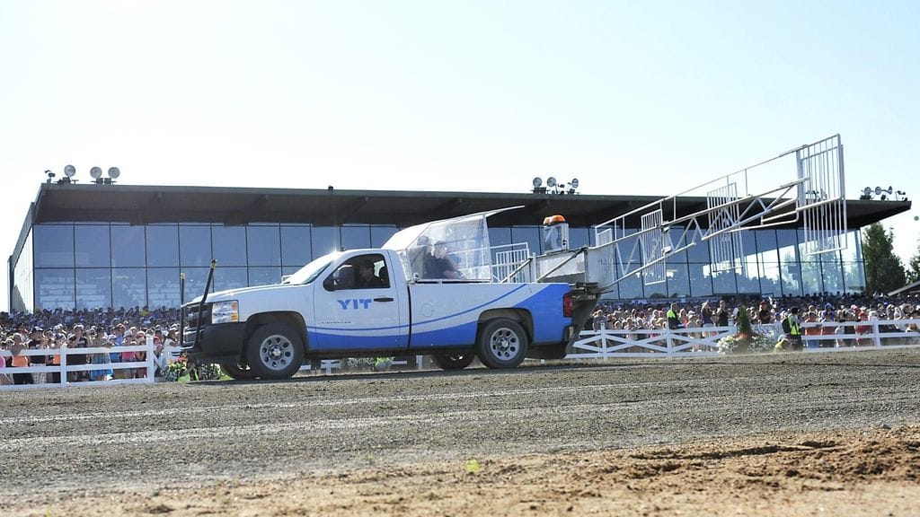 Kuninkuusravien lähtöauto Kuopion raviradalla 28. heinäkuuta 2013.