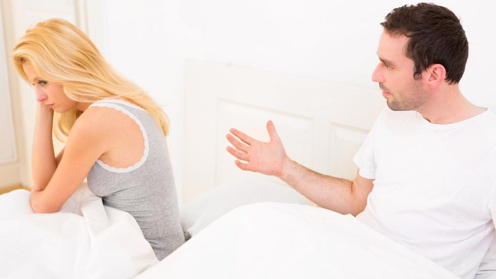 Miehellä ja naisella on ongelmia sängyssä5