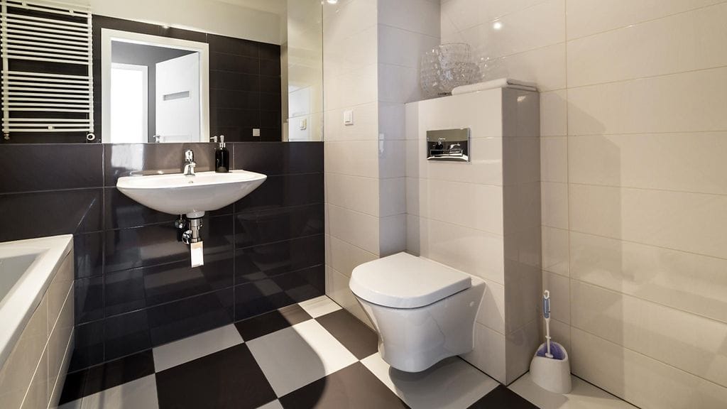 Mustavalkoinen kylpyhuone kestää aikaa.