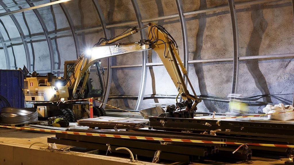 Kehäradan työt seisoivat, kun tunnelirakentaminen osoittautui suunniteltua kalliimmaksi.