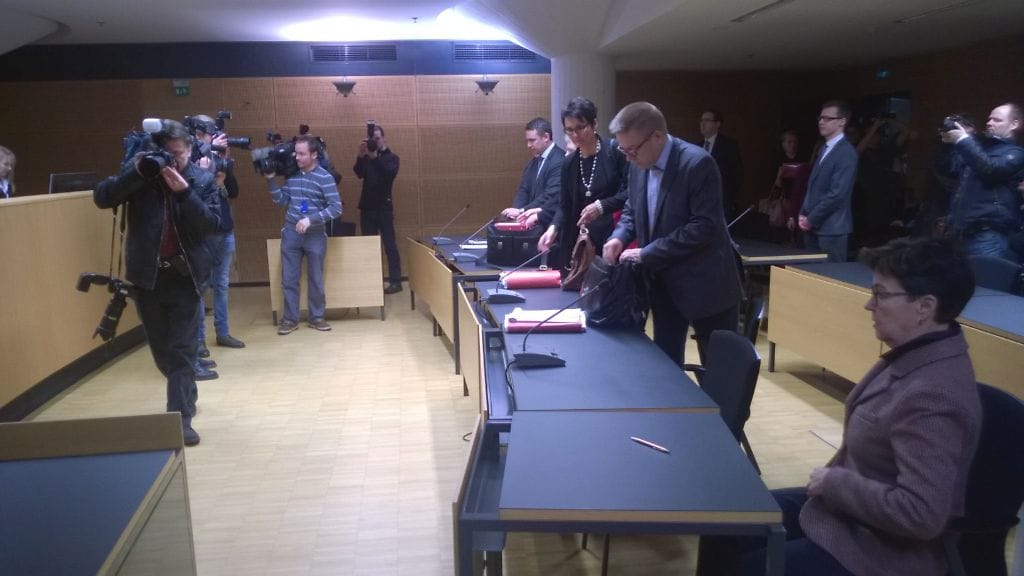 Virkamieshaaran käsittely alkoi tiistaina Helsingin käräjäoikeudessa. Valmisteluistunnossa ei syytettyjä ollut paikalla, vaan vain avustajia. Pöydän takana keskellä on asianajaja Markku Fredman.