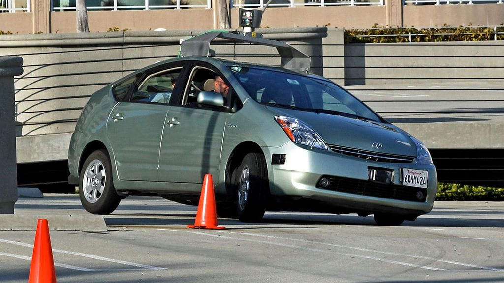 Esimerkiksi Google on rakentanut Toyota Priuksesta automaattisesti ajavan robottiauton.