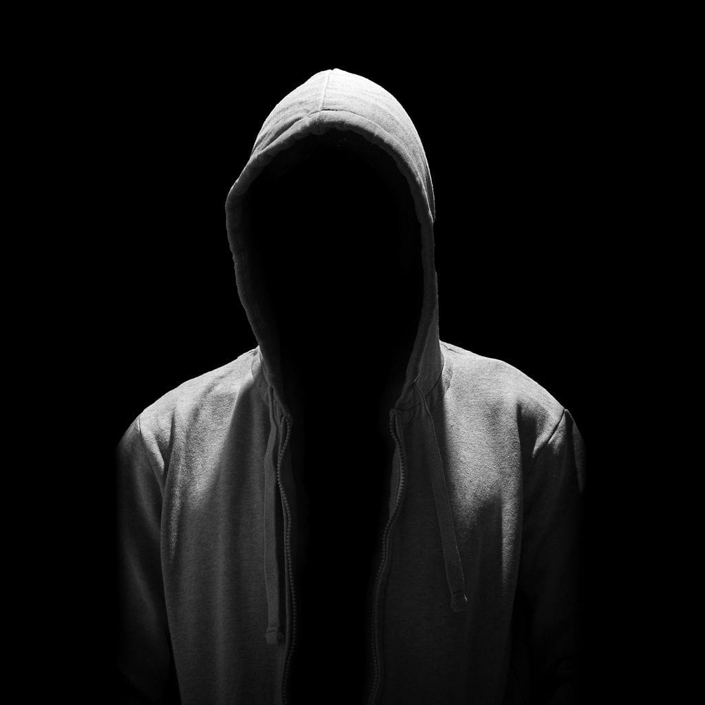 Henkilö seisoo hämärässä