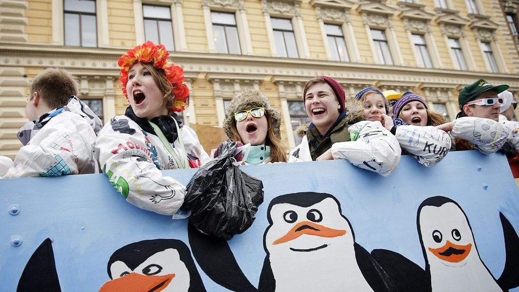 Noin 4000 abiturienttia kiertää Helsingin keskustassa tänään kello 13 alkaen.