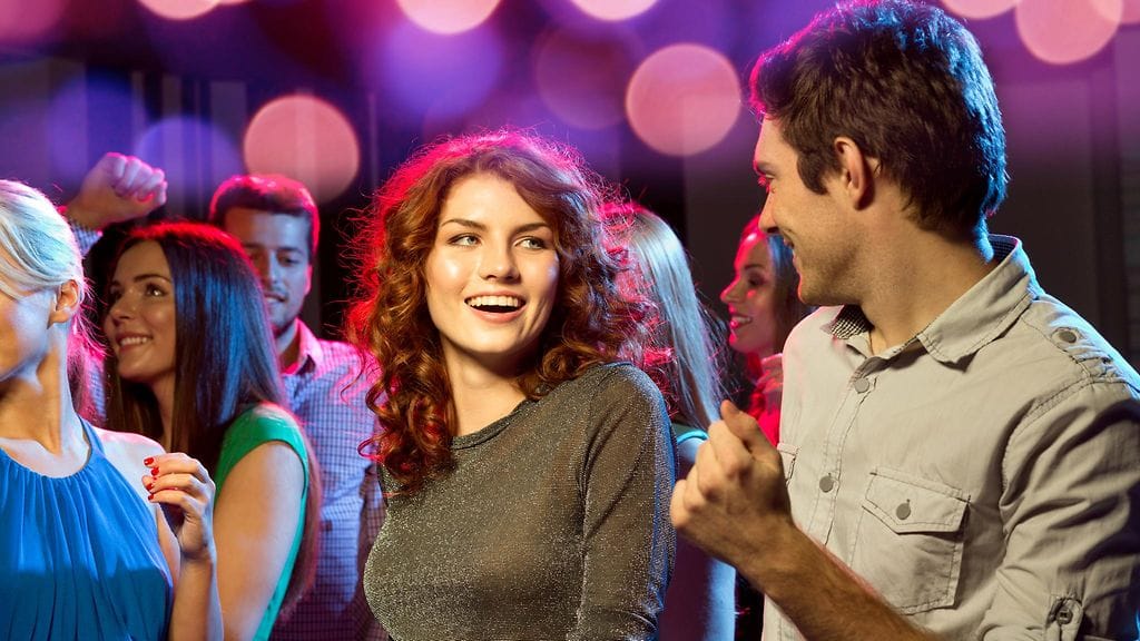 Mies ja nainen tanssivat