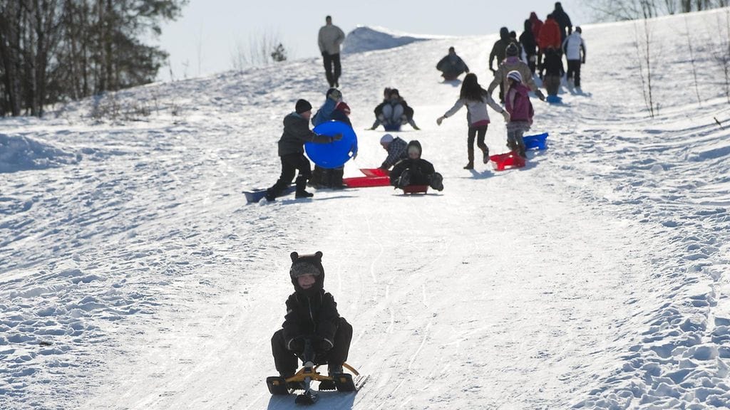 Laskiaisena on tapana mennä pulkkamäkeen!