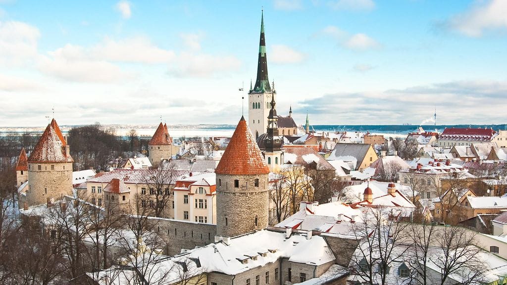 Näkymän talviseen Tallinnaan.