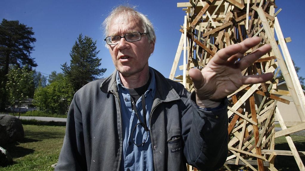 Lars Vilks, 68, on ruotsalainen taiteilija, joka tunnetaan veistoksistaan ja ennen muuta islamia satirisoivista piirustuksistaan.