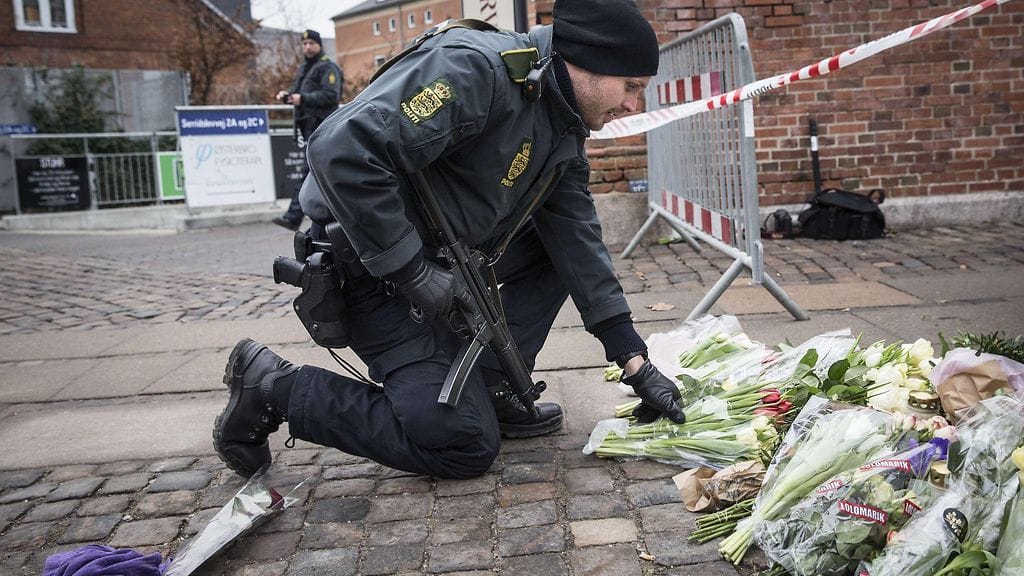 Kööpenhaminassa poliisi toi kukkia iskupaikalle.