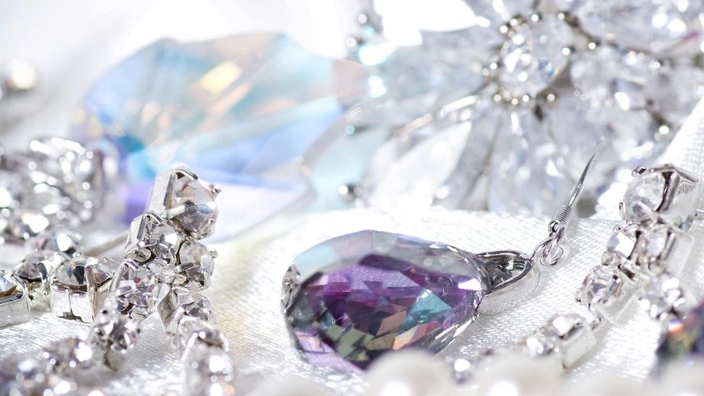 Korut puhdistuvat edullisesti kotona tehtävällä puhdistusaineella.