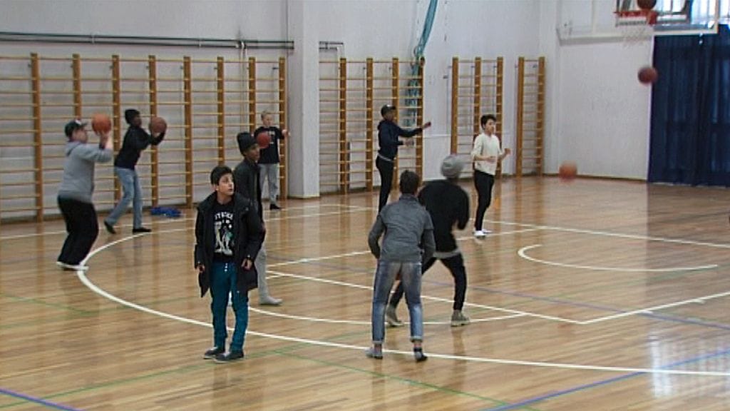 Vantaan Koivukylän koulussa sisävälitunnit ovat poikien suosiossa.