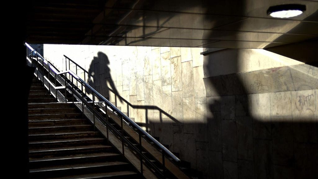 Poliisin mukaan poikajoukko ahdisteli naista lähijunassa ja raiskasi tämän junasta poistumisen jälkeen. Kuvituskuva.