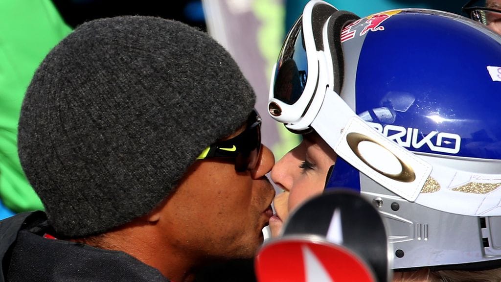 Tiger Woods antoi Lindsay Vonnille onnenpusun alppihiihdon MM-kisoissa Vailissa.