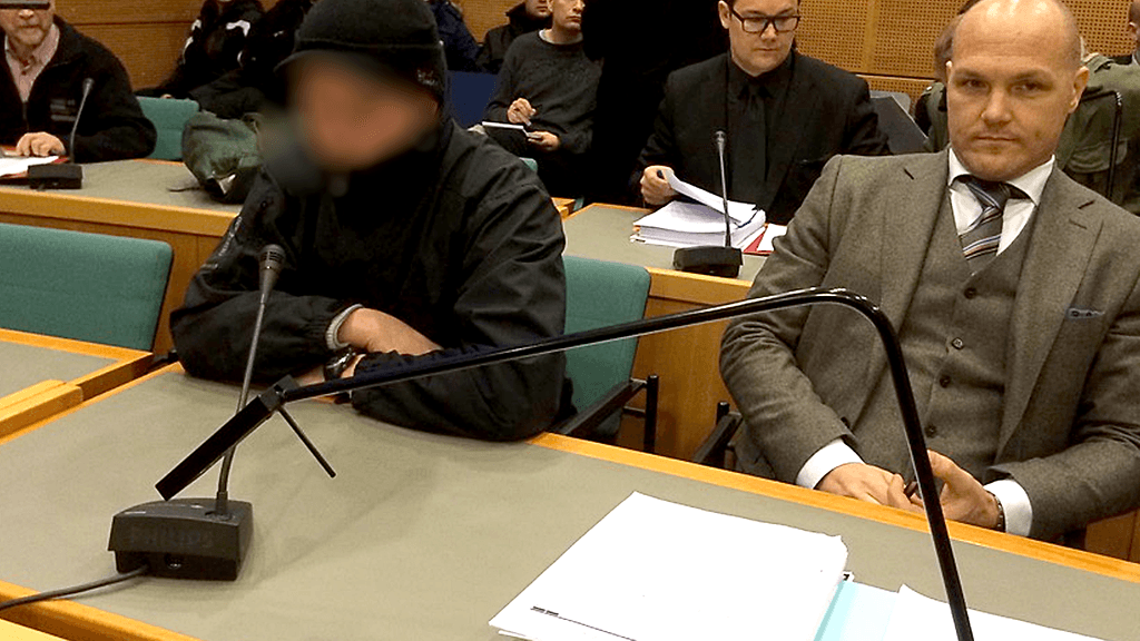Syyttäjä vaatii miehelle vähintään 50 päiväsakkoa henkilörekisteririkoksesta. Kuva tammikuulta, jolloin käsiteltiin miehen osallisuutta Jyväskylän kirjastopuukotukseen. Vieressä syytetyn asianajaja.
