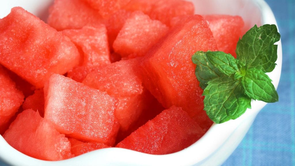 Vesimeloni sisältää nimensä mukaisesti paljon nestettä.