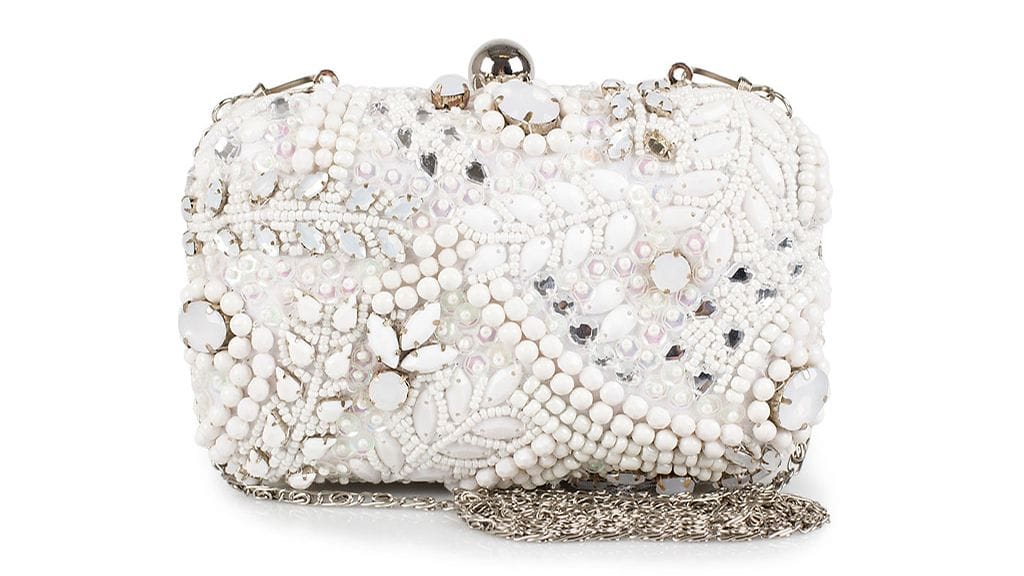 MISS SELFRIDGE -clutch-laukku on koristeltu helmillä ja strasseilla edestä ja takaa. Wht Swirl Emb Case 52,95 €, Nelly.com