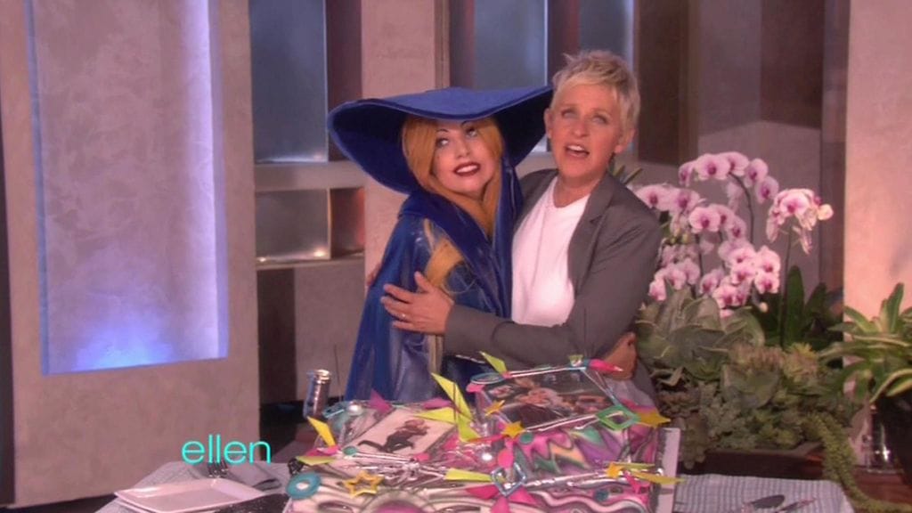 Lady Gaga Ellen DeGeneresin nimikko-ohjelman vieraana vuonna 2011.